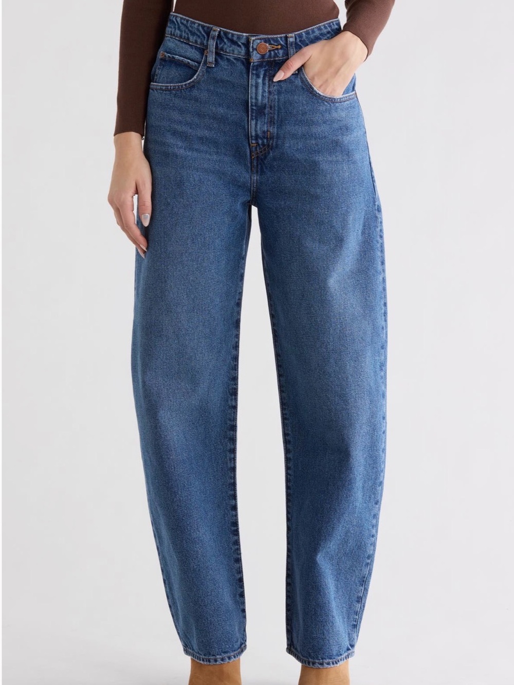 Frame Denim Barrel Jeans in Medium Blue